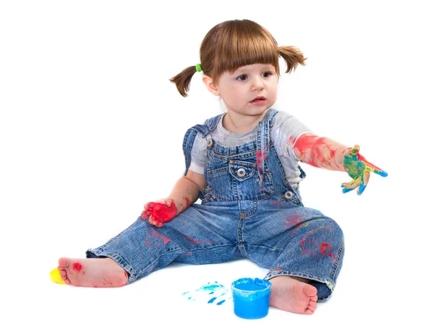 Ein kleines Mädchen, das mit Farben spielt — Stockfoto