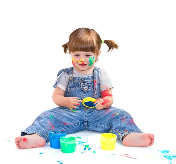 Una niña artista jugando con los colores — Foto de Stock