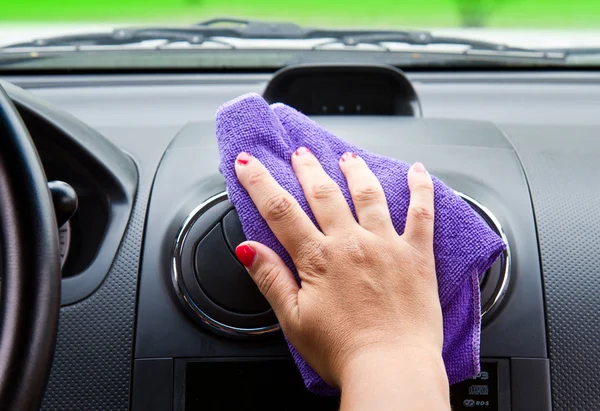 Женская рука с микроволоконной тканью полирует машину — стоковое фото