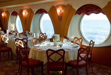 Restoran bir kruvaziyer gemide akşam yemeği için hazır