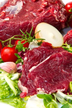 Beyaz arka plan üzerinde izole büyük kırmızı et yığın