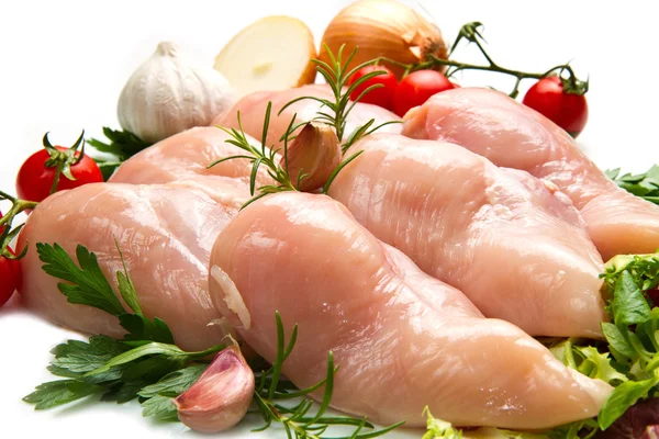 Filetti di pollo crudi da vicino su bianco — Foto Stock