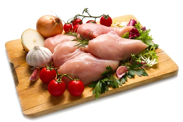 Nyers csirkemellet a daraboló-board — Stock Fotó