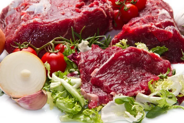 Gran trozo de carne roja aislado sobre fondo blanco — Foto de Stock