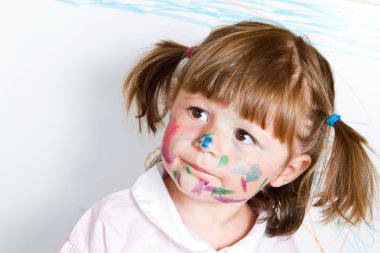 Küçük kız resim çiziyor.