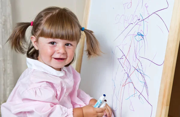 Child draws with chalk on the blackboard — Stock Photo, Image