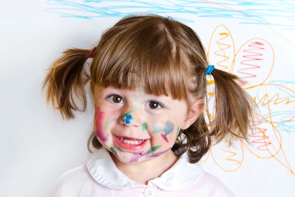 Маленькая девочка рисует краски — стоковое фото