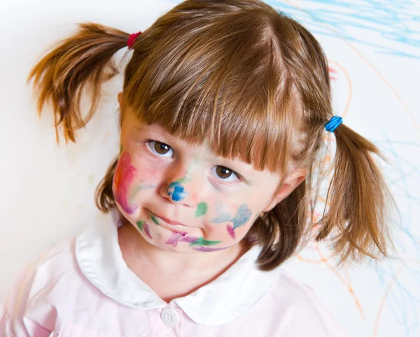 Little girl draws paints — Stock Photo, Image