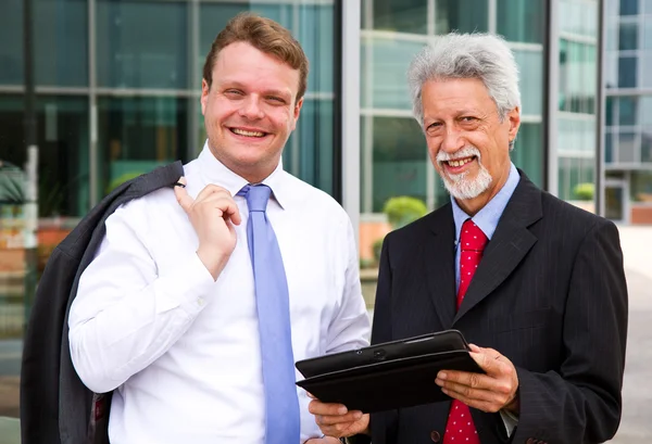 Deux hommes d'affaires partenaire parlant de projet — Photo