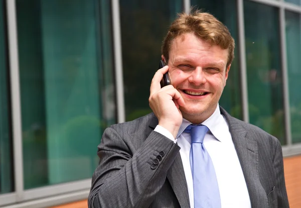 Portrait of a young businessman talking on the phone — Stock Photo, Image