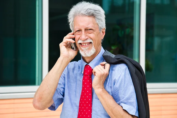 Успешный бизнесмен говорит на своем смартфоне — стоковое фото