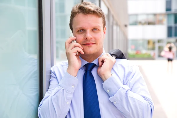 Porträtt av en ung affärsman som pratar i telefon — Stockfoto