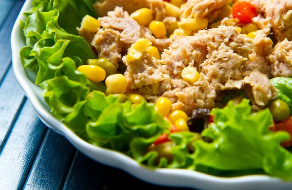 Sałatka z tuńczyka z mais — Zdjęcie stockowe