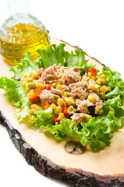 Tuňákový salát s mais na dřevěné desce — Stock fotografie