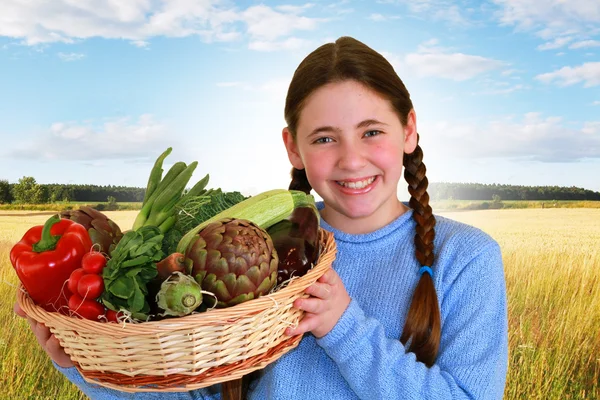 Joven adolescente con una cesta de verduras — Foto de Stock