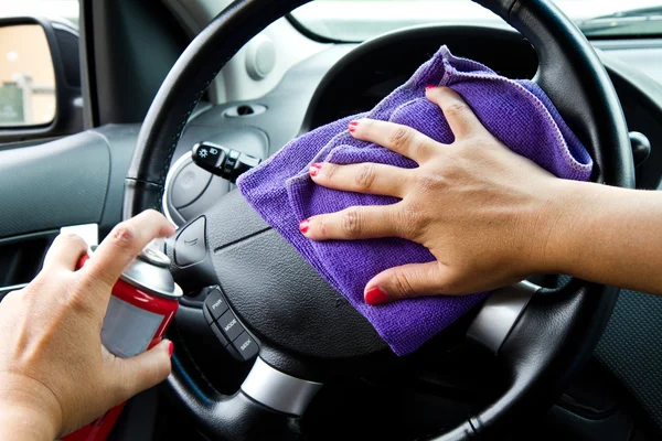 Mano de mujer con rueda de pulido de tela de microfibra de un coche — Foto de Stock