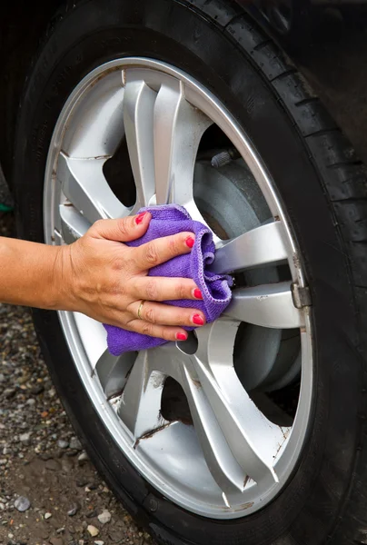 Lavagem de carro pneu ao ar livre com esponja — Fotografia de Stock