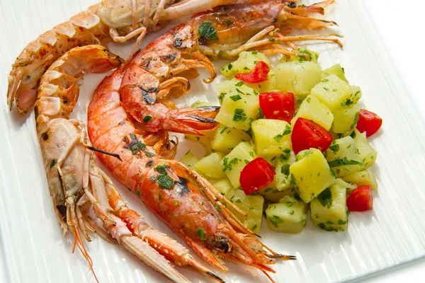 Grilled prawns with potatoes — Stock Photo, Image