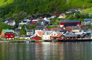 fjord, Norveç dağlarında üzerinde köy ve Deniz Manzaralı