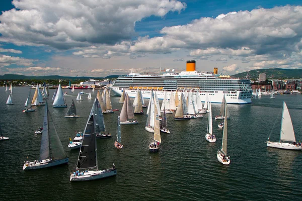 Grupp av drake yacht segel i regatta — Stockfoto