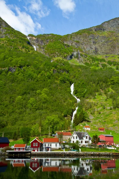 Vesnice a výhledem na moře na horách ve fjordu, Norsko — Stock fotografie