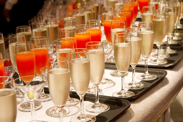 Reihe mit Champagner gefüllter Gläser reiht sich aneinander, um serviert zu werden — Stockfoto