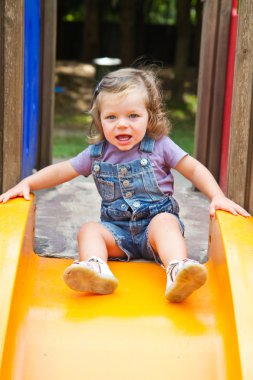 gülümseyerek mutlu bir çocuk slayt Bahçesi alanı