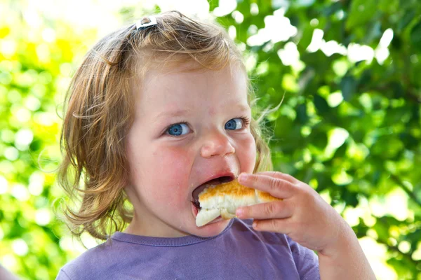 Flicka med pizza — Stockfoto