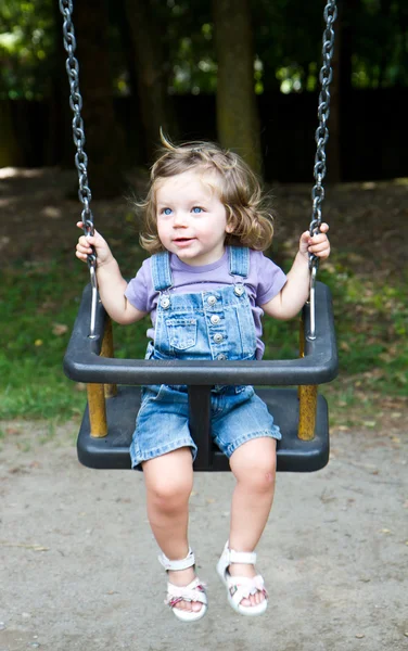 bir salıncak üzerinde mutlu küçük kızlar