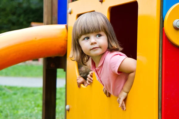 Szczęśliwy uśmiechający się dziecko w domku na plac zabaw dla dzieci — Zdjęcie stockowe