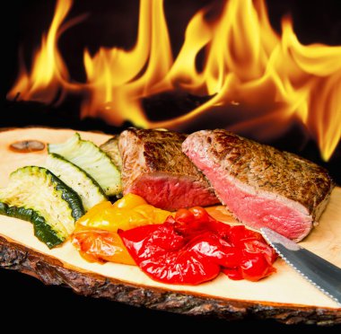 ahşap masa üstünde lezzetli sığır eti biftek