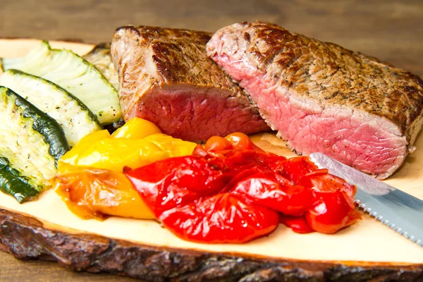 Délicieux steaks de boeuf sur table en bois — Photo