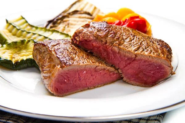 Deliciosos filetes de res en plato blanco con verduras a la parrilla —  Fotos de Stock