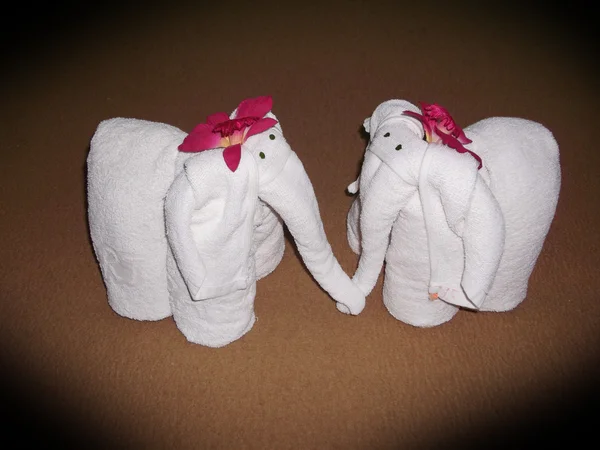 Decoración de toallas de elefante blanco en habitación de hotel de estilo tailandés — Foto de Stock