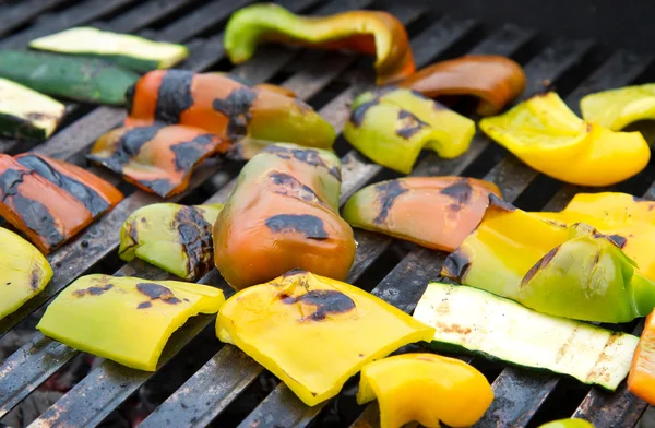 Piece of peppers and zucchini on the grill grate — Stock Photo, Image