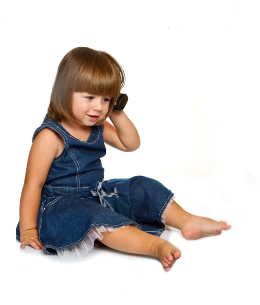 Aranyos kis bébi beszél a mobiltelefonján, elszigetelt, felett fehér — Stock Fotó