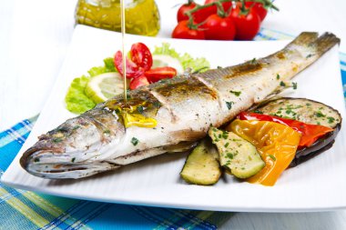 Balık, limon ve ızgara sebzeler ile ızgara levrek