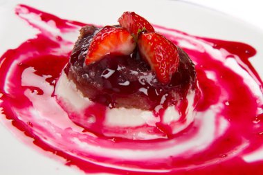 Panna cotta tatlı çilek sirup ve taze çilek ile