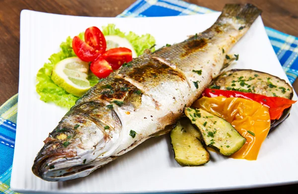 Pesce, spigola alla griglia con limone e verdure alla griglia — Foto Stock