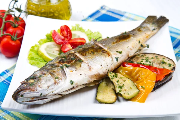 Fish, sea bass grilled with lemon and grilled vegetables — Stock Photo, Image