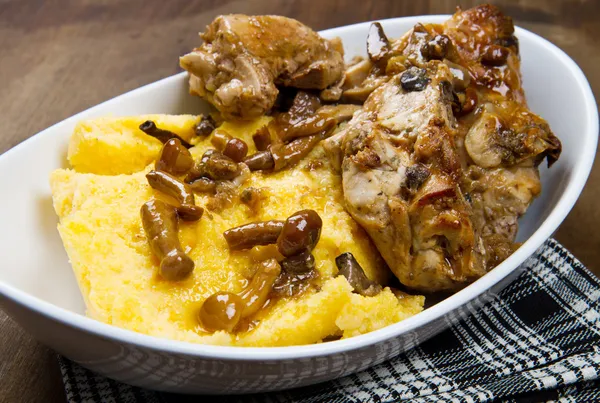 Lapin aux champignons et polenta — Photo