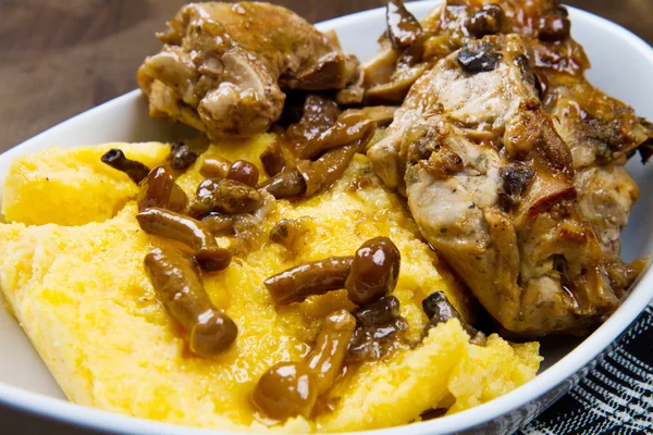 Rabbit with mushrooms and polenta — Stock Photo, Image