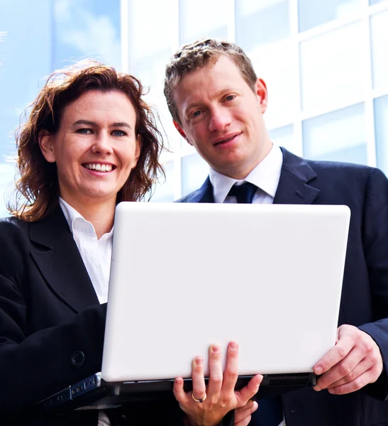 Drukke zakenmensen werken met laptop — Stockfoto