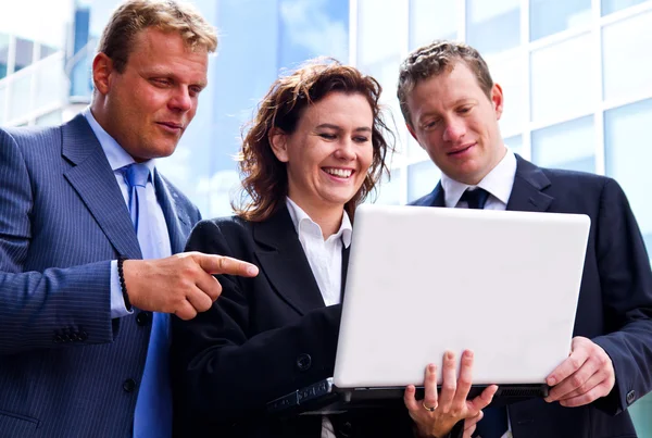 Drukke zakenmensen werken met laptop — Stockfoto