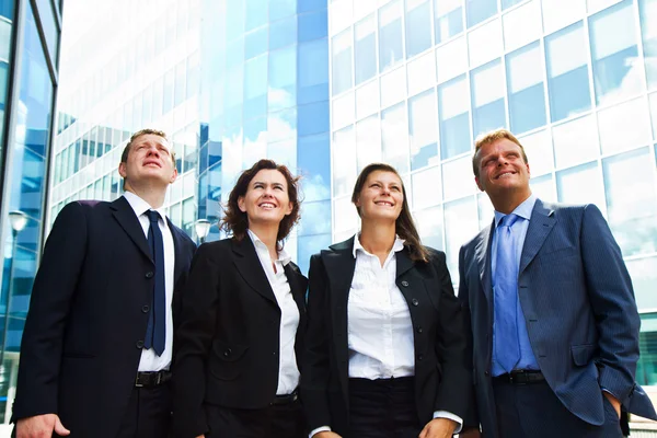 Grupo empresarial positivo feliz mirando hacia arriba con expressio soñando — Foto de Stock