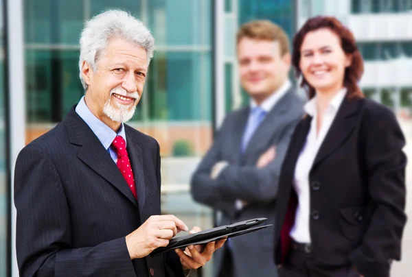 Dos hombres de negocios con una tableta — Foto de Stock