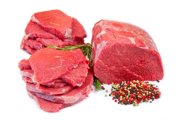 Enorme pedaço de carne vermelha e bife isolado sobre fundo branco — Fotografia de Stock