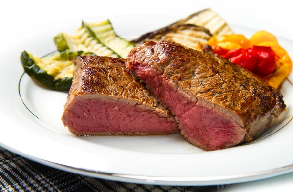 Lezzetli biftek biftek ızgara sebzeler ile beyaz çanak üzerinde — Stok fotoğraf