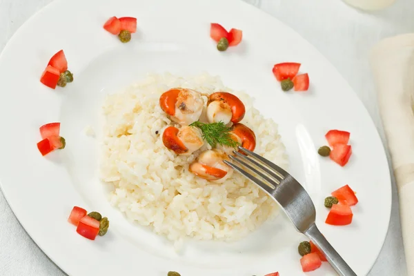 Risotto with grilled scallops — Stock Photo, Image