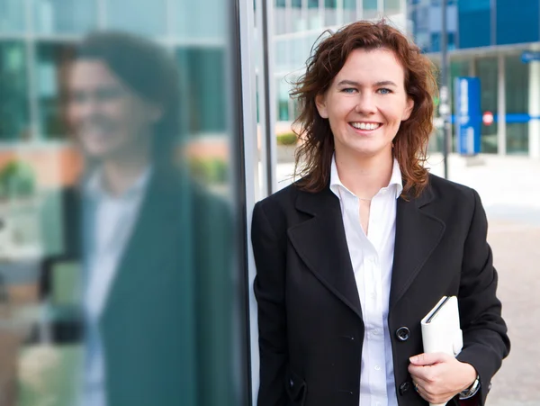 Jonge vertrouwen zakenvrouw met persoonlijke organizer in de buurt van de — Stockfoto